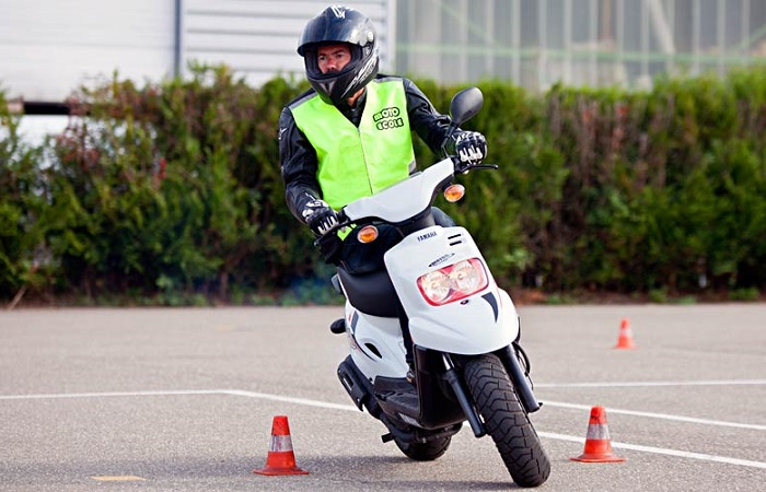 Conseils pour conduire une moto 50cc - Actus Permis de Conduire