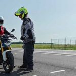 Un moniteur moto doit-il rouler en voiture ?